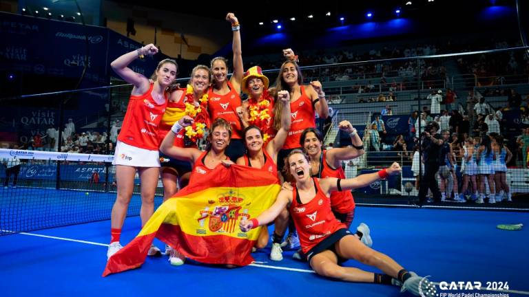 Ari Sánchez, sentada a la derecha, junto a sus compañeras celebrando el título. FOTO: FIP