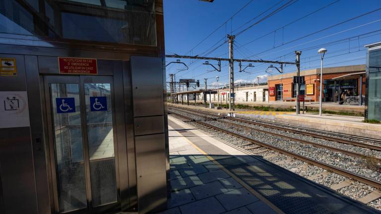 $!Uno de los andenes de la estación de Sant Vicenç de Calders. Foto: Àngel Ullate