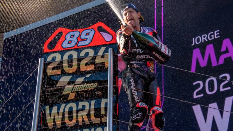 Jorge Martín, descorchando cava para festejar su título en el podio. foto: IVÁN JEREZ