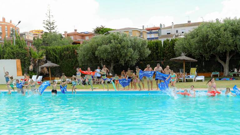 Algunos vecinos de Constantí también se sumaron al evento lanzándose a la piscina a las doce y media de la mañana. Foto: àngel ullate