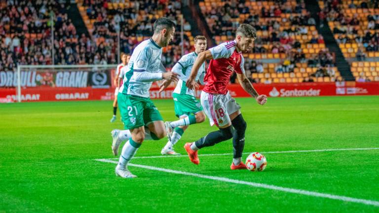 Álex Jiménez conduce la pelota ante el Huesca en la Copa. Foto: Marc Bosch