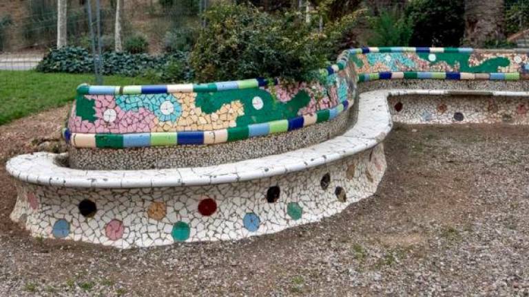 El jardín modernista incluye grutas, lagos y bancos con el característico mosaico ’trencadís’. Foto: MNACTEC