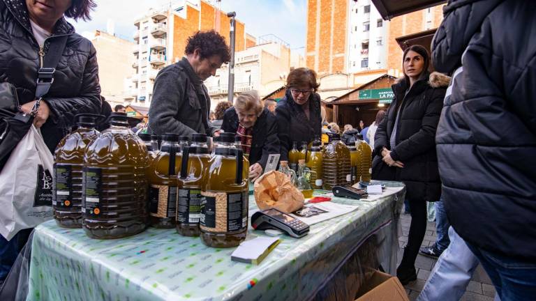 Garrafas de aceite expuestas en la parada de una de las cooperativas participantes. Foto: Àngel Ullate