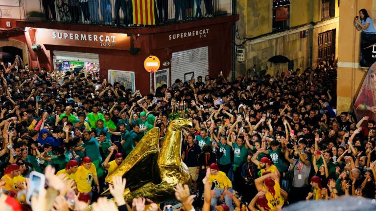 L’Àliga, en la Plaça de les Cols, el pasado 21 de septiembre, en la Baixada de l’Àliga pasada por agua. Foto: Alba Mariné