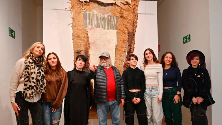 El artista Josep Royo rodeado de alumnas del Institut Jaume I de Salou que han participado en el proyecto. Foto: Alfredo González