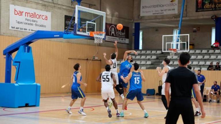 Bieshaar pugna un balón en un partido de la presente temporada. foto: ALBA MARINÉ