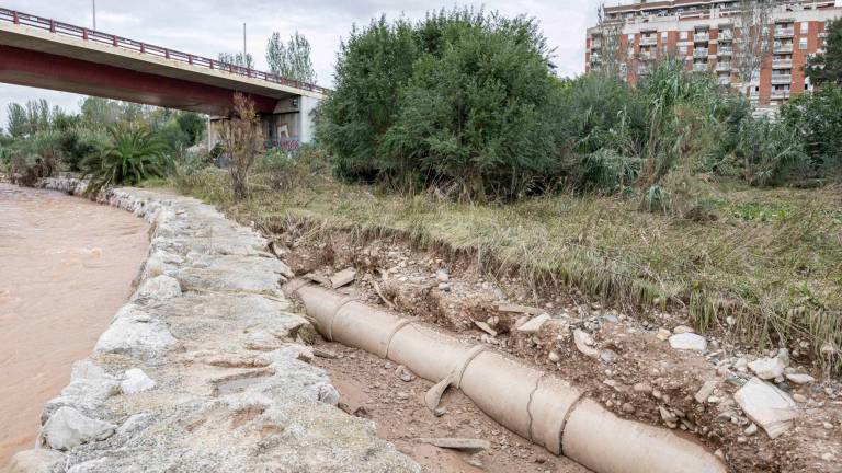 $!Las lluvias dejaron a la vista la antigua tubería de aguas residuales. Foto: Àngel Ullate