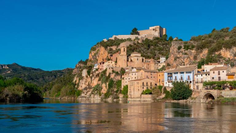 El pueblo de Miravet y el castillo desde el embarcadero. FOTO: S. García