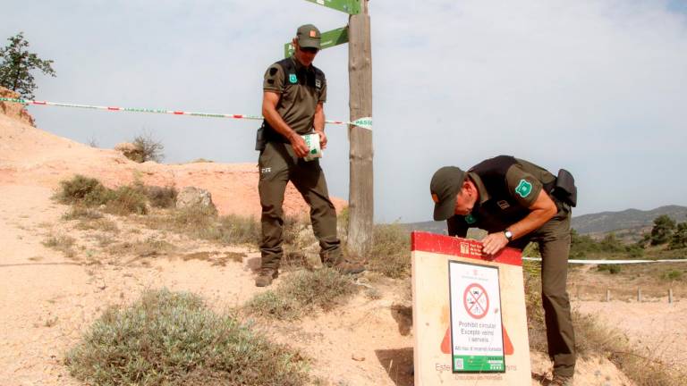 $!Dos agentes rurales cierran el acceso al parque. Foto: ACN