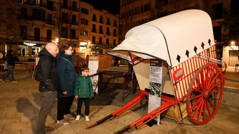 Un dels carros exposats a la plaça del Pati, amb una família que l’observava ahir a la tarda. Foto: Alba Mariné