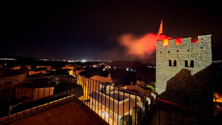 El encendido de la torre del castillo de Santa Oliva. FOTO: ADHSO