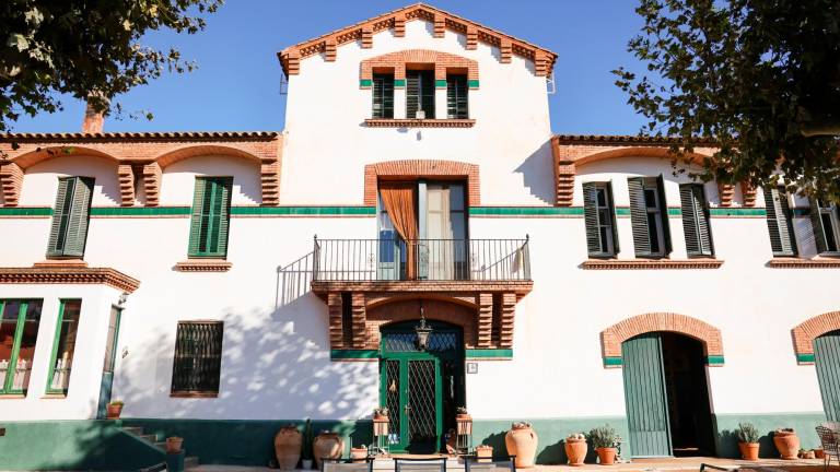 La casa pairal, que sempre ha estat habitada per la família, és el centre de la finca. FOTO: Alba Mariné