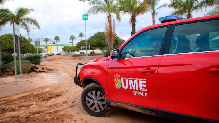 Un vehículo de la UME en el centro Comercial Bonaire, en Aldaia. Foto: ACN (Gemma Sánchez/Mar Rovira)