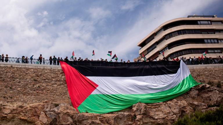 $!Tarragona despliega una gran bandera palestina en el Balcó del Mediterrani
