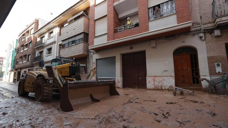 Una máquina escavadora retira el lodo acumulado en las calles tras las intensas lluvias caídas por la fuerte dana, este jueves en Catarroja. Foto: EFE