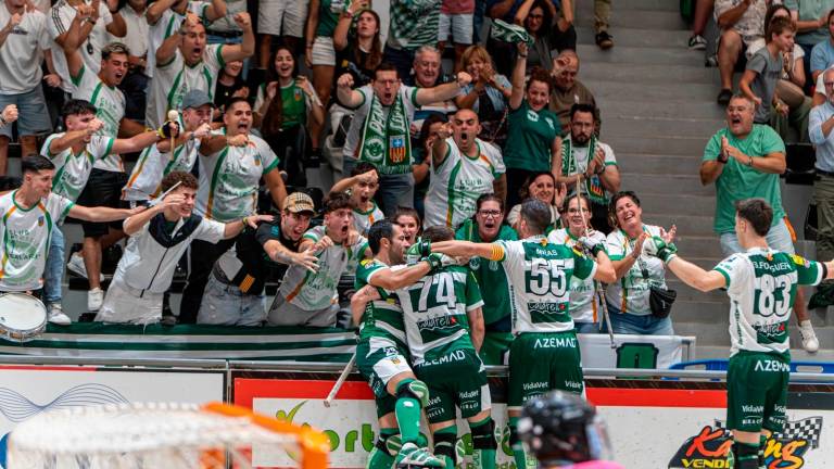 Los jugadores del Calafell celebran con su afición uno de los goles logrados ante el Pons Lleida. Foto: FEDERACIÓ CATALANA PATINATGE