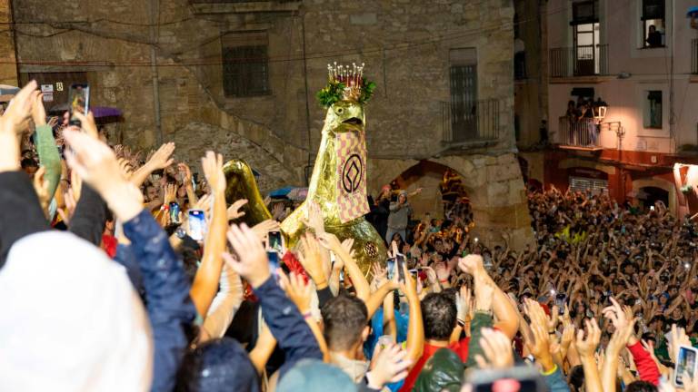 El Àliga, durante la Baixada, aclamada por centenares de personas en la Plaça de les Cols. Foto: Alba Mariné