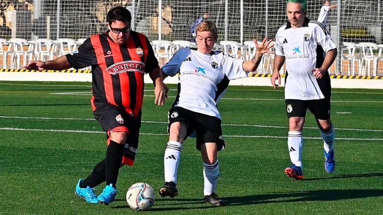 Un jugador de la Fundació Futbol Base Reus en un duelo. Foto: Alfredo González