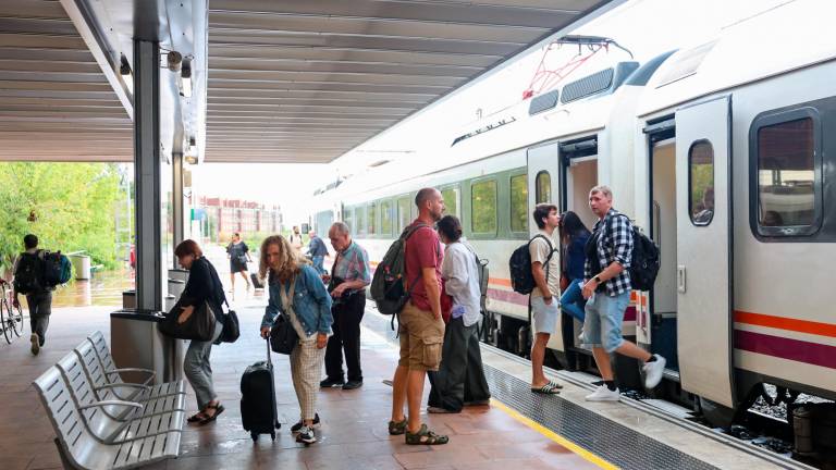 Pasajeros de Barcelona, bajando en la estación de tren de Reus. FOTO: Alba Mariné