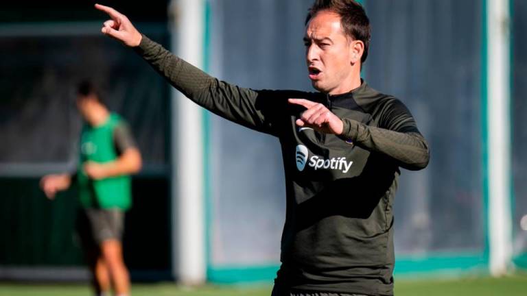 El técnico de Gandesa, Rafel Navarro, durante un entrenamiento con el Barça. Foto; Víctor Salgado/FC Barcelona