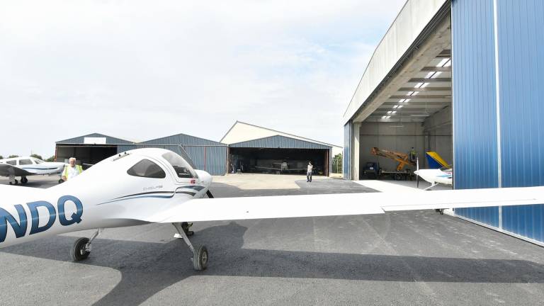 Una avioneta a l’hangar de l’Aeroclub de Reus. foto: alfredo gonzález/ dt