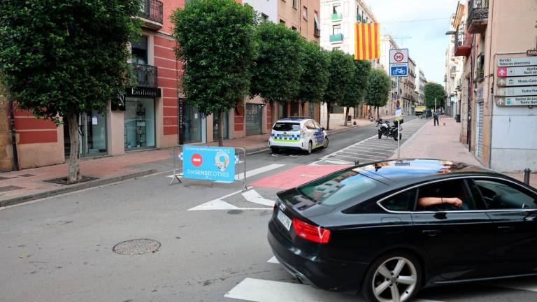 La parte por la que ayer no hubo circulación de vehículos a motor, con señalización y Urbana. Foto: Alba Mariné