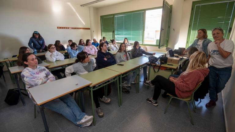 Presentació del programa a les alumnes de l’Escola Nauticopesquera de l’Ametlla de Mar. Foto: Joan Revillas