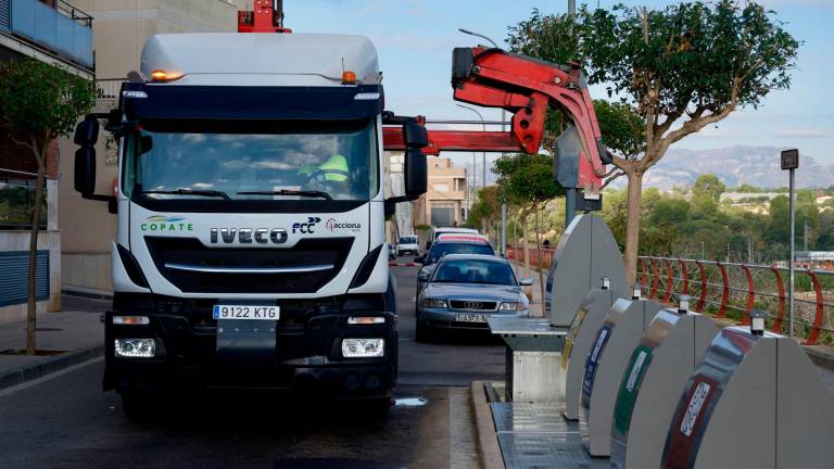 Un camió recull la brossa de contenidors a la ciutat d’Amposta. foto: joan Revillas