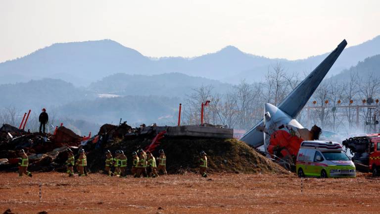 Los servicios de emergencia en la zona del accidente aéreo de Corea. Foto: EFE