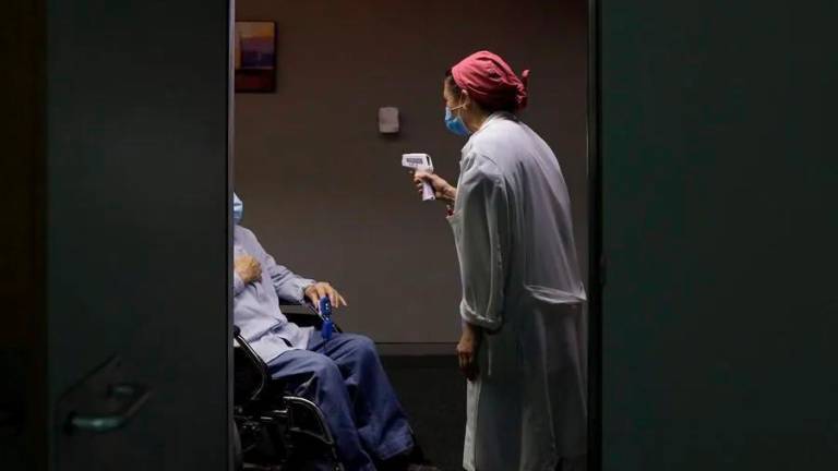 Una sanitaria atiende a un paciente de covid-19 en el Hospital Provincial de Castellón, en una imagen de archivo. Foto: EFE