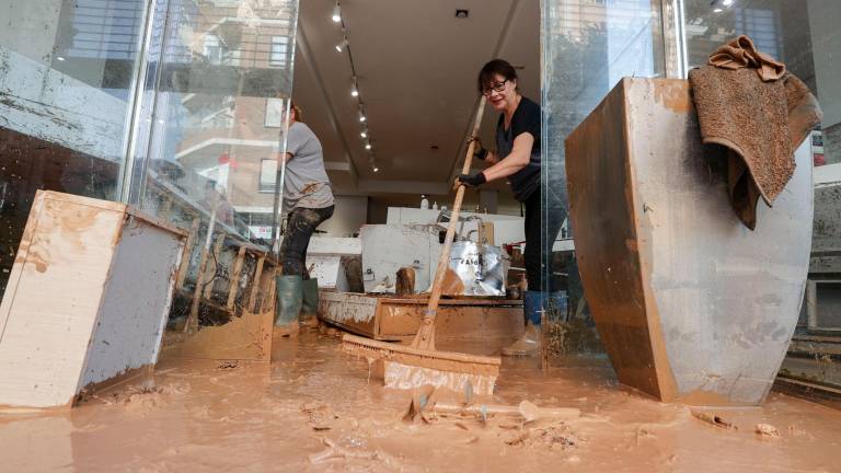 Una mujer retira el lodo acumulado en el interior de su comercio en la localidad valenciana de Albal tras las intensas lluvias caídas por la fuerte dana, este jueves. Foto: EFE