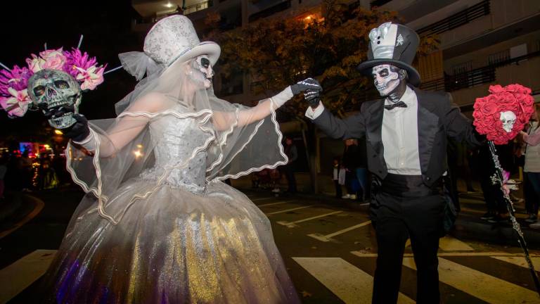 $!La ambientación del Día de los Muertos no faltó en la rúa. Foto Marc Bosch