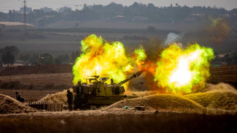 Tanques israelíes junto a la frontera con Gaza. foto: martin divisek/efe