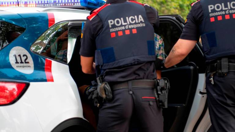 Mossos introduciendo en un coche policial a un sospechoso. Foto: CME