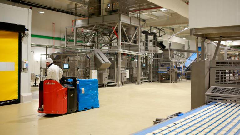 Instalaciones con la línea de producción de bollería premium de Europastry en Sarral. foto: fabián acidres/dt