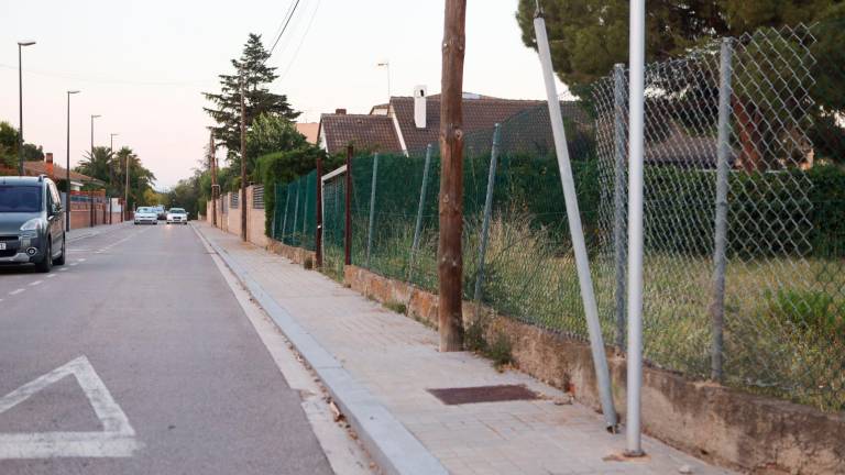 La calle de conflent, en El Pinar, es una de las de la zona con aceras de dimensiones más reducidas. Foto: Alba Mariné