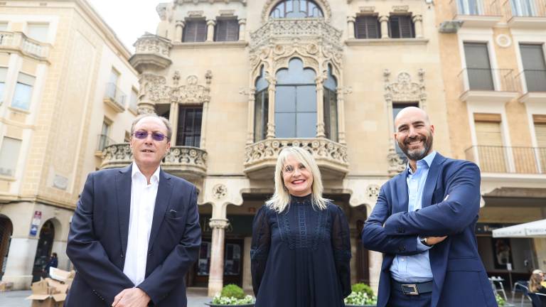 Miembros del equipo directivo de Thinking People y Grupo Castilla, en la Plaça Mercadal de Reus. FOTO: ALBA MARINÉ