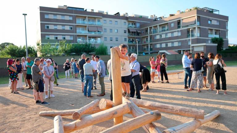 La zona de juegos infantiles está hecha a partir de elementos naturales como troncos. Foto: Alba Mariné