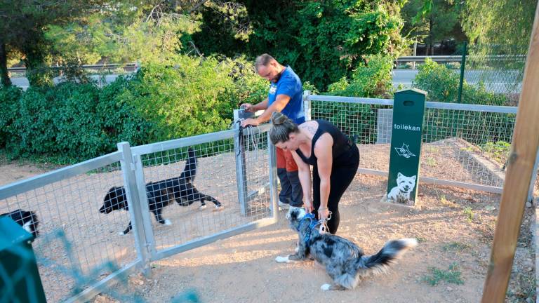 El nuevo recinto para perros cuenta con dispensadores de bolsas de para excrementos, papeleras y punto de agua. Foto: Alba Mariné