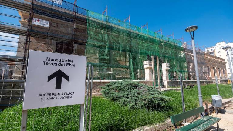 Mentre duren les obres de rehabilitació l’accés al Museu és per la plaça Mari Chordà. foto: Joan Revillas