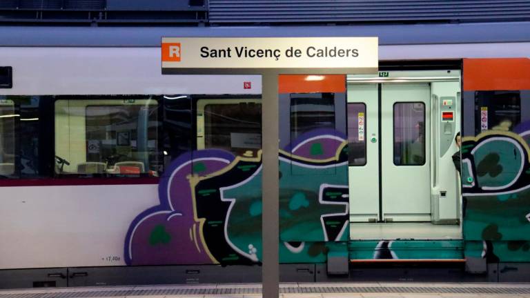 Un tren en la estación de trenes de Sant Vicenç de Calders. Foto: ACN