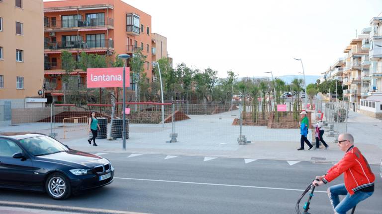 Hace unos días se completó el ajardinamiento de la nueva plaza construida encima de la nueva canalización soterrada. Foto: Alba Mariné