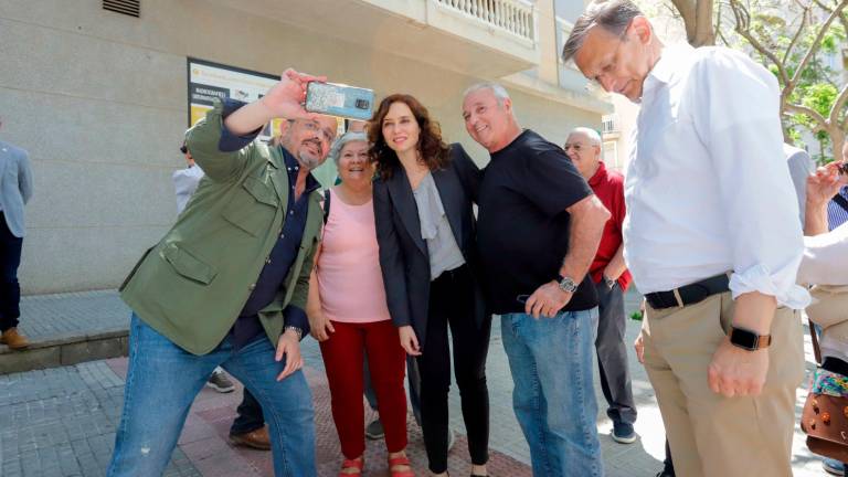 $!Alejandro Fernández, haciendo un selfie con Isabel Díaz Ayuso. Foto: Marc Bosch