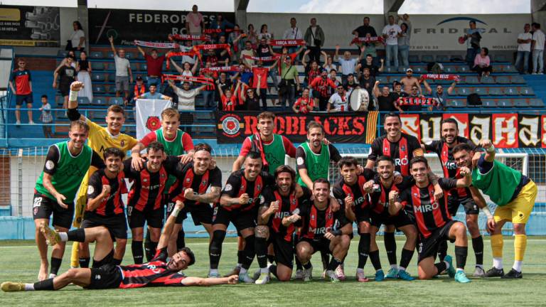 Los jugadores del Reus FCR celebran la victoria con los aficionados. Foto; Reus FCR