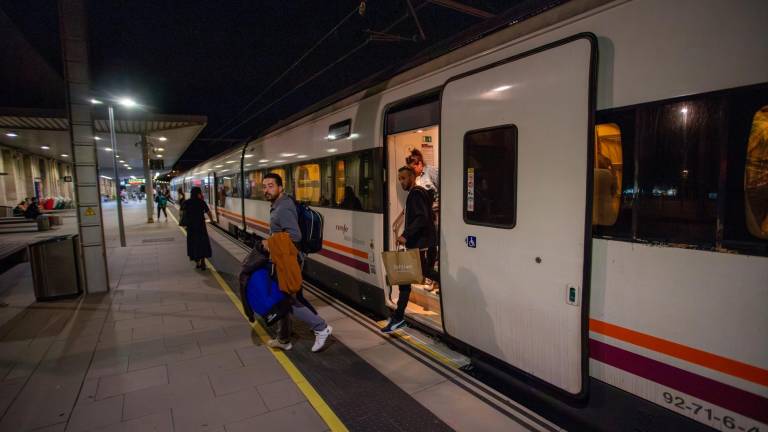 El último tren que ayer llegó a la estación de trenes de Tarragona. foto: Marc Bosch