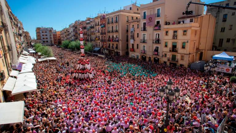 Espectacular imatge de la plaça de la Font atapeïda de gent per veure la Diada castellera d‘ahir. Foto: Marc Bosch