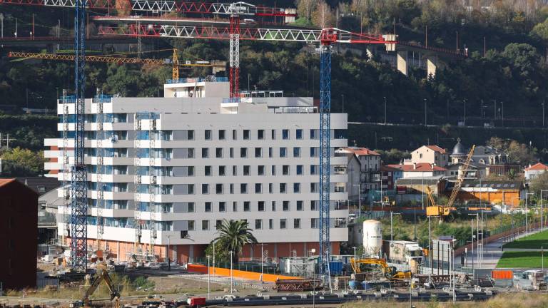 Construcción de vivienda residencial en el barrio bilbaíno de Zorrozaude este miércoles. Foto: EFE