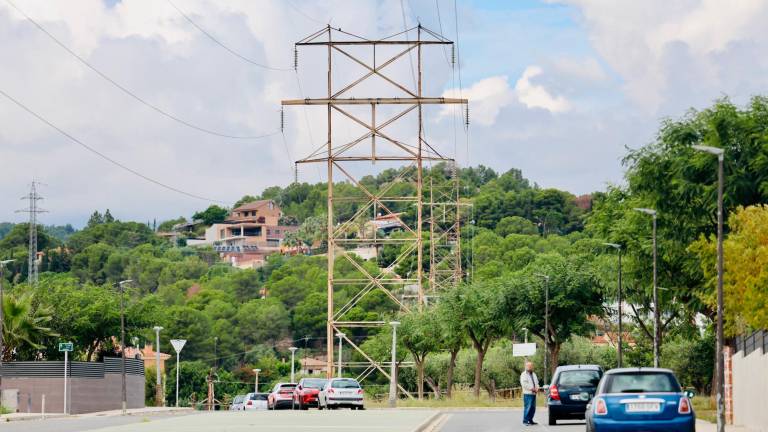 El veïnat de la urbanització pressiona des de fa molt de temps per perdre de vista les torres elèctriques. Foto: Alba Mariné