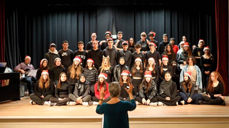 Els alumnes aquest dilluns cantant la nadala a l’Institut Baix Camp. Foto: Alba Mariné