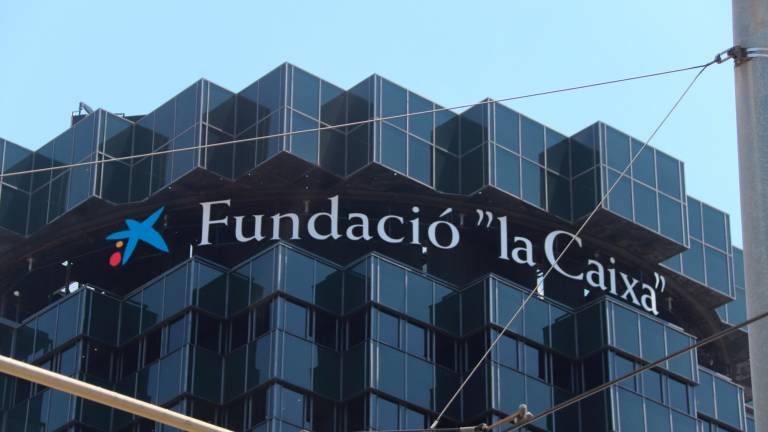 El logotipo de la Fundació La Caixa en el edificio que alberga la sede operativa de CaixaBank en Barcelona. Foto: ACN